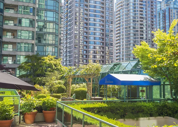 Rosedale On Robson Suite Hotel
